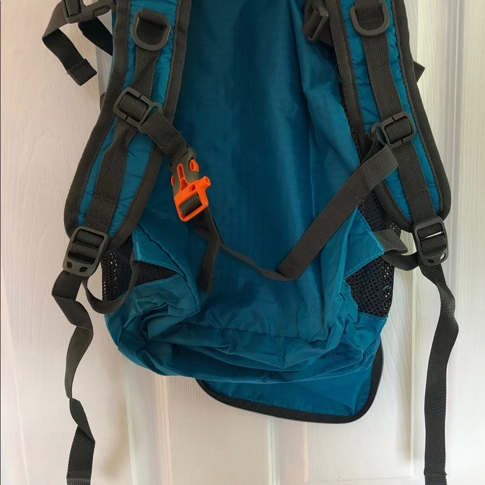 Venture Pal Field Operation 35L Ultra-light Packable Backpack, like new, blue